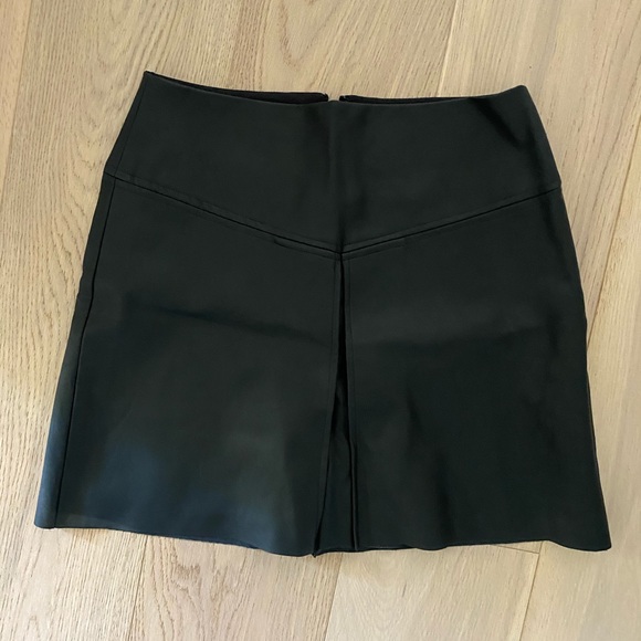 Club Monaco Faux Leather Skirt size 4 - Picture 2 of 7